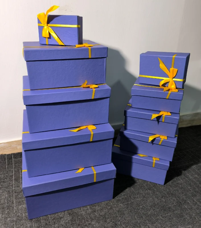 جعبه کادویی آبی رنگ با ربان طلایی در ده سایز مختلف